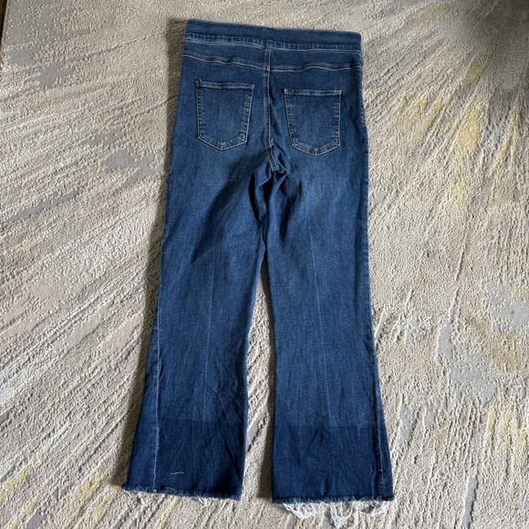 Spanx Jeans Cropped Flare Denim Medium Wash
High rise pull on medium - Picture 8 of 11